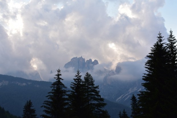 TRENTINO-VAL-DI-FASSA-CATINACCIO-NUVOLE
