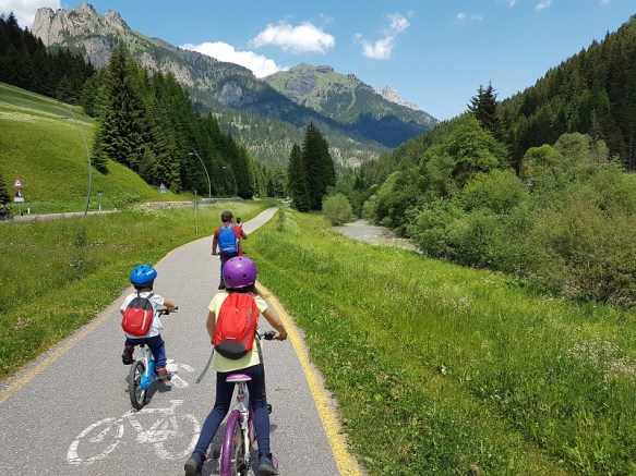 VAL-DI-FASSA-CICLABILE-FAMIGLIA