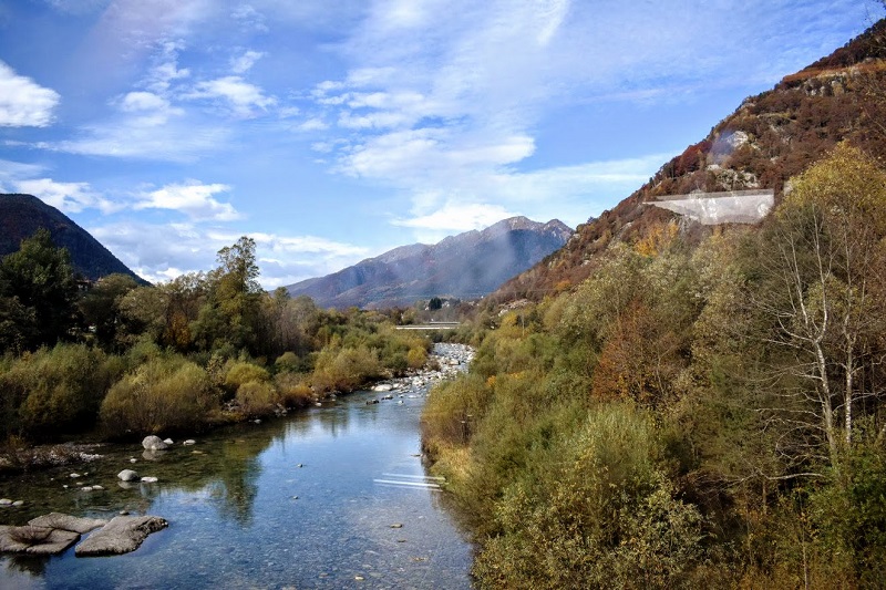 Panorama di un fiume dal treno del foliage