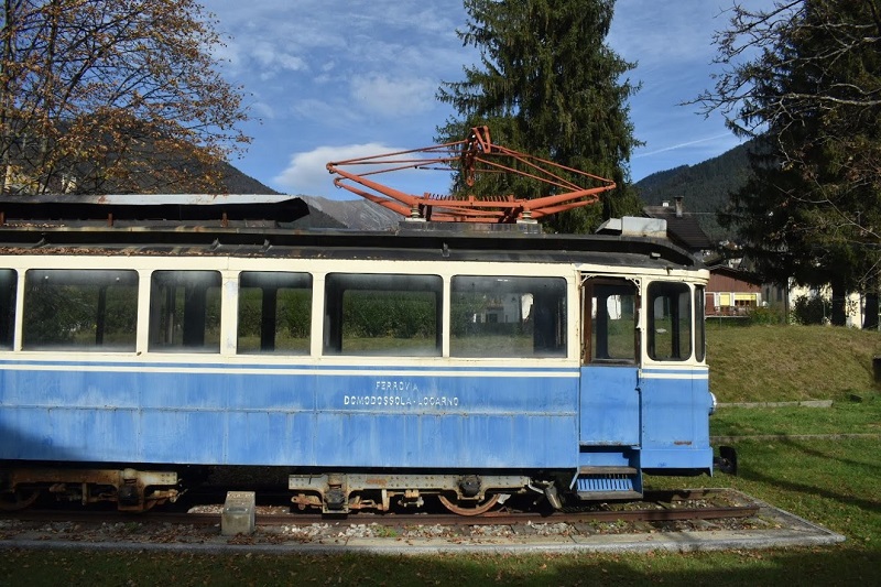 Uno degli storici treni bianchi e blu della Ferrovia Vigezzina-Centovalli