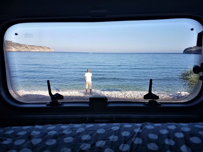 Viaggiare in camper significa anche poter dormire a bordo spiaggia e svegliarsi guardando il mare fuori dalla finestra