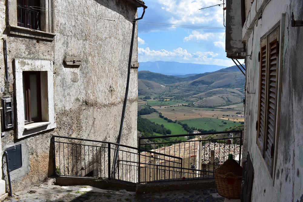 Il borgo di Castel del Monte in Abruzzo