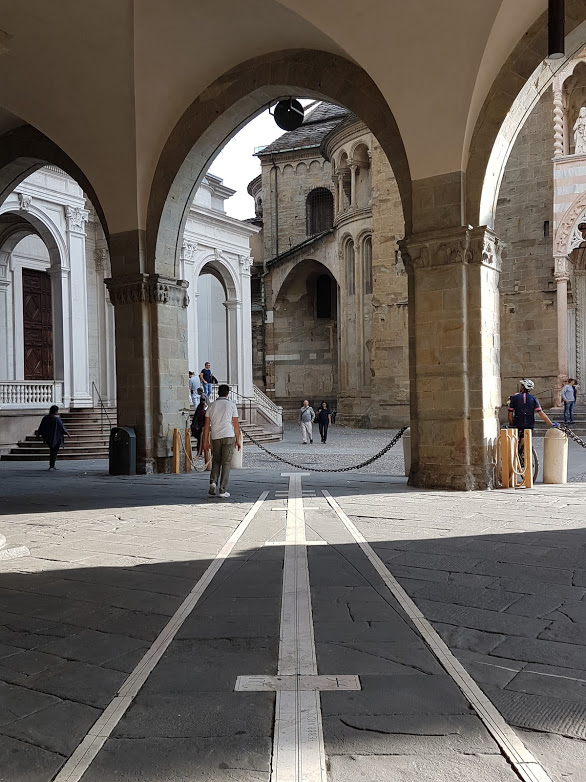 I portici della città alta di Bergamo, una delle città in cui è disponibile Escape Tour